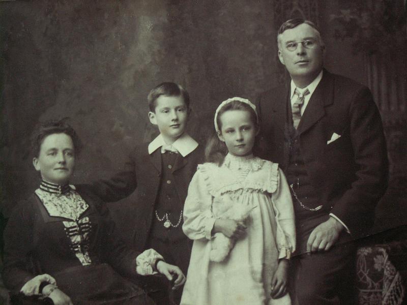ABk31-The family of John Wrathall, son of Thomas. Emily (nee Watson) Law, Margaret and John.jpg - The family of John Wrathall, son of Thomas. Emily (nee Watson) Law, Margaret and John